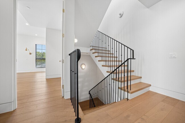 Building Photo - 652 Huntley Dr
