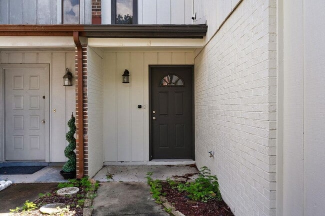 Building Photo - "Charming 2-Bed Townhouse in Fort Walton Beach"