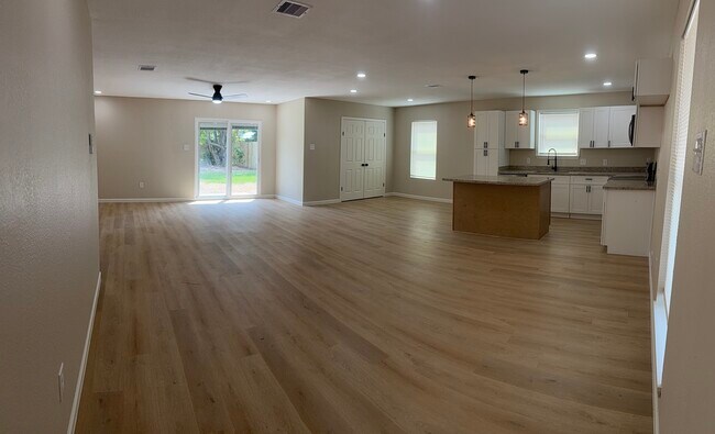 Building Photo - 1407 W Donovan St