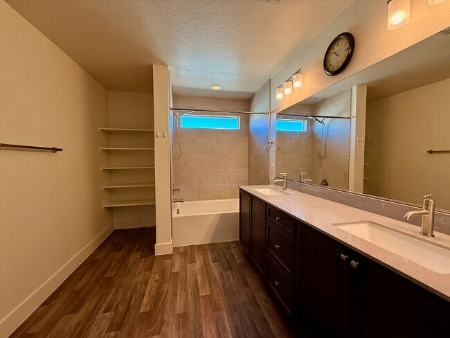 Building Photo - 3 BED 2.5 BATH 2 CAR GARAGE TOWNHOUSE w/ PRIVATE BACKYARD in GATED COMMUNITY.