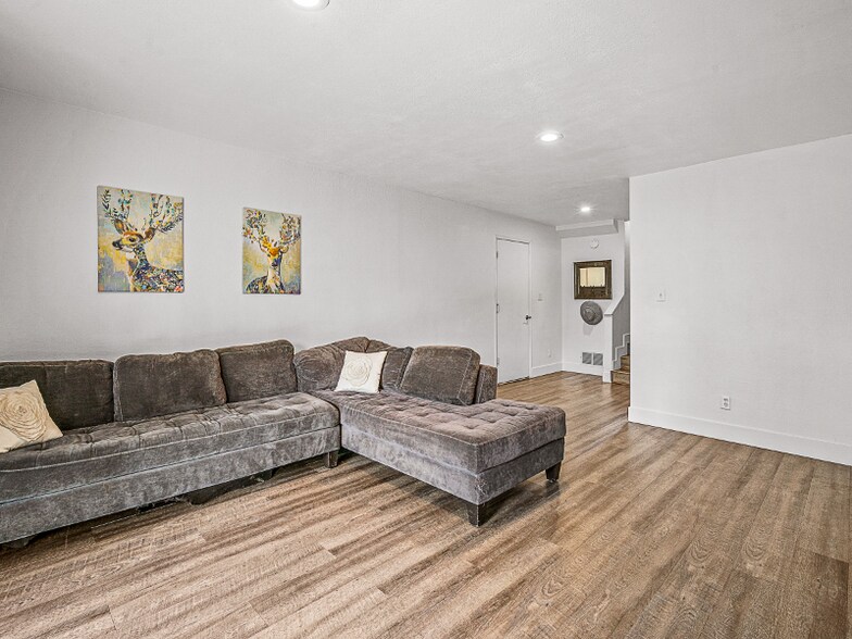 Building Photo - 23889 Oakmont Way