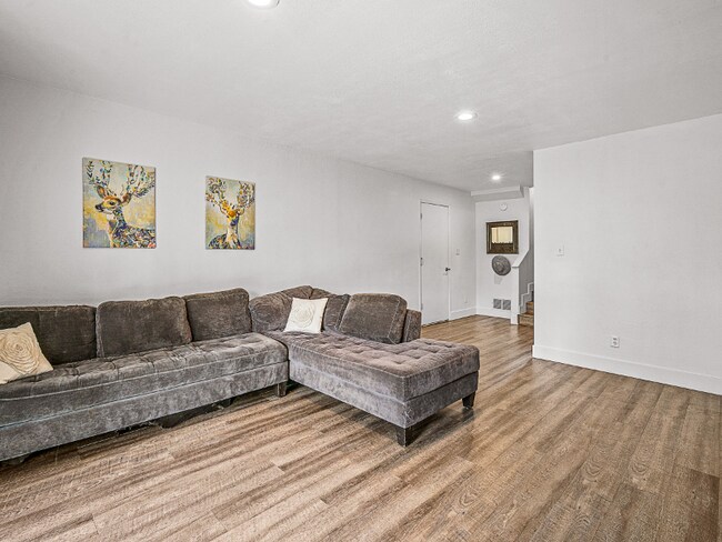 Building Photo - 23889 Oakmont Way