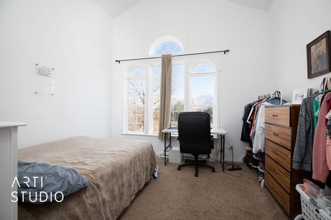 Building Photo - Coming Soon! Cute and Cozy 2 bed / 1 bath ...