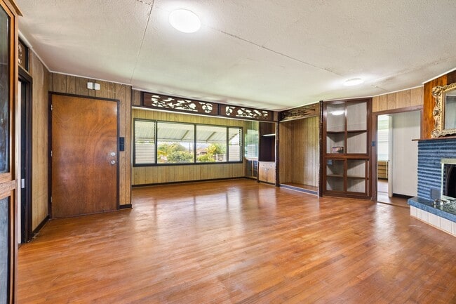 Building Photo - 3 Bed / 1.5 Bath house with carport Parking.