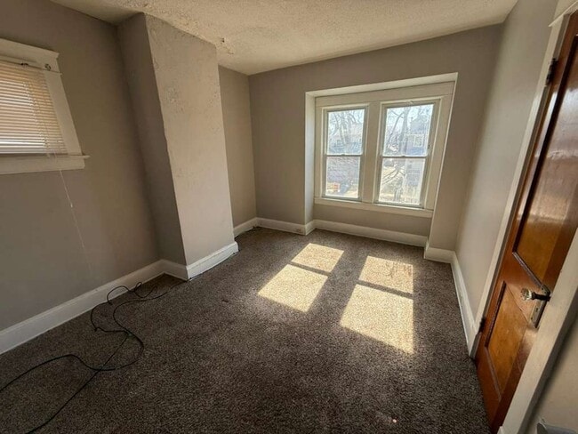 Building Photo - 4 BED 1 BATH SINGLE FAMILY HOME IN CLEVELAND!