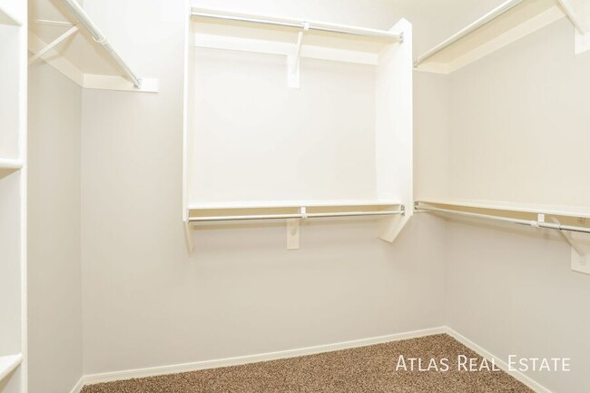 Building Photo - 4 WEEKS FREE RENT IF MOVED IN BY 11/30!  E...