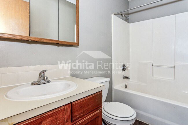 Building Photo - 3 Bedroom 2 bath duplex - Derby