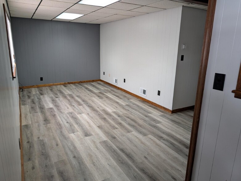 Building Photo - 209 W Oak St