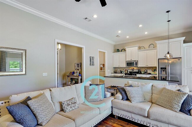 Building Photo - Beautiful 4 bedroom, 2 bathroom house in B...