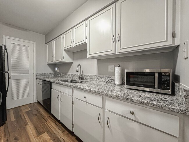 Building Photo - Beautiful Fully Furnished 2 Bed 1 Bath Condo With A Balcony In Desired Cardinal Forest