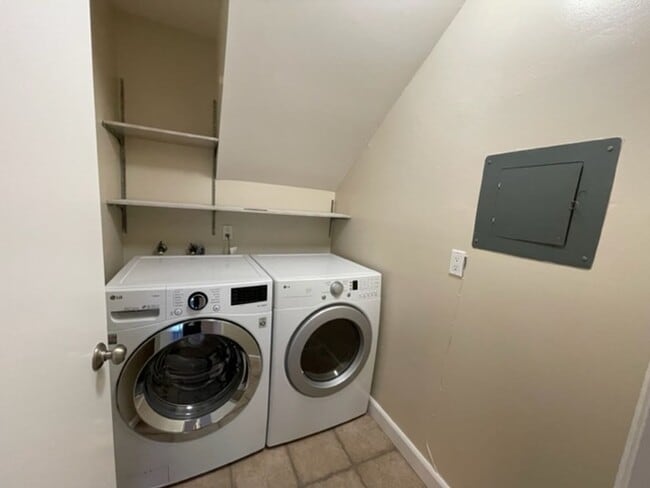 Building Photo - Updated 3 bedroom, 2.5 bath, 2 story townh...