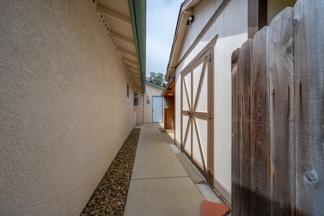 Building Photo - 885 Peregrine Ln