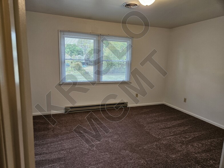 Back Bedroom from Hallway - 923 Harwood Rd