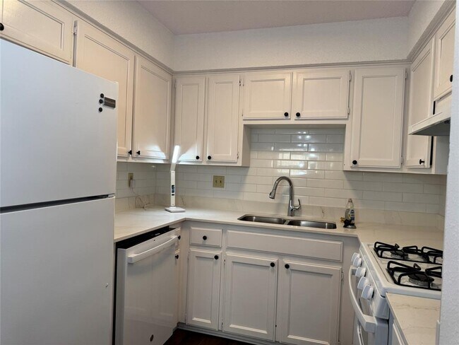 Building Photo - 12900 Hymeadow Dr