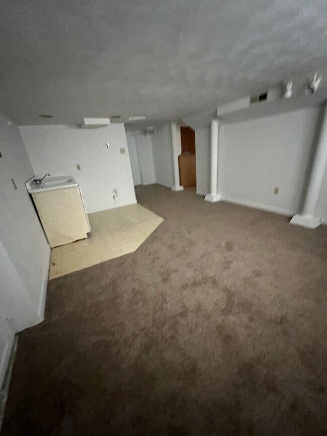 Building Photo - 705 Short St