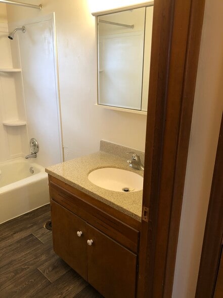 Building Photo - 2208 Chanticleer St