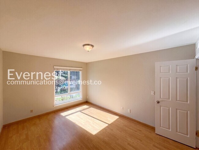 Building Photo - 320 N Civic Dr