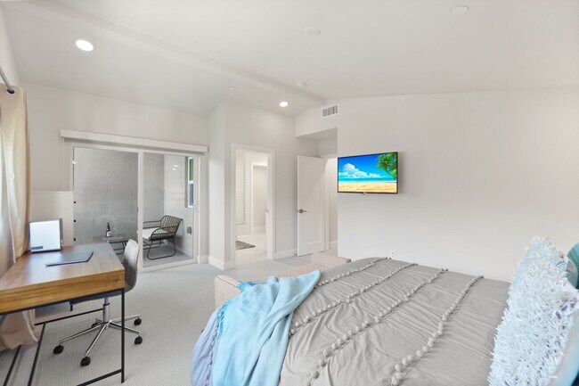 Building Photo - Available February! Upscale Carlsbad Townhome - 2 Blocks to the beach