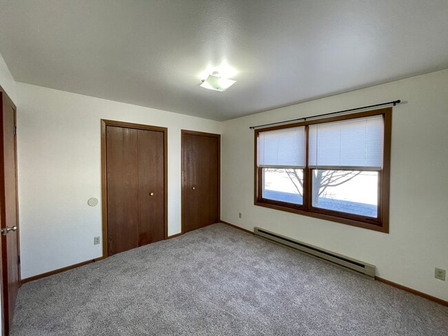 Bedroom with double closets - 715 S Lincoln Dr