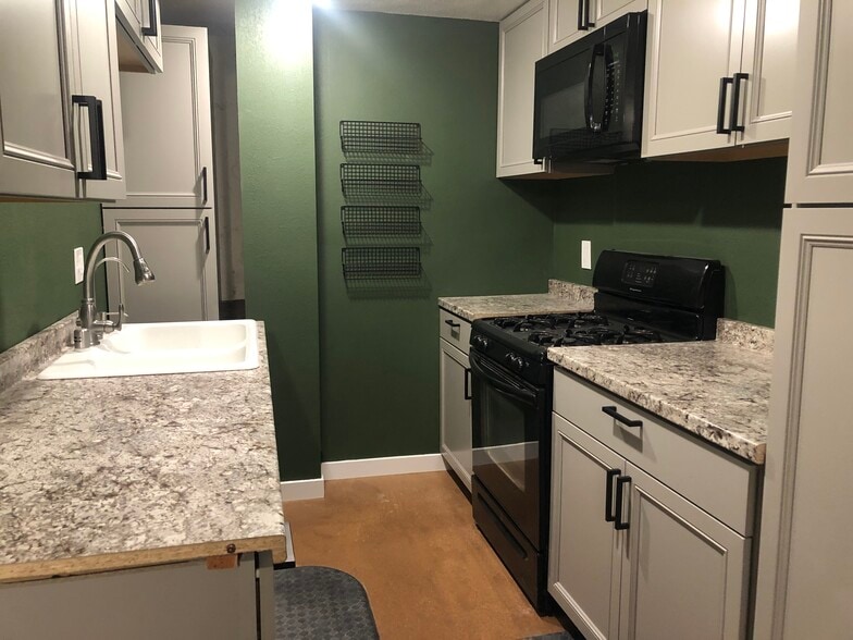 Building Photo - 420 NW Dack St