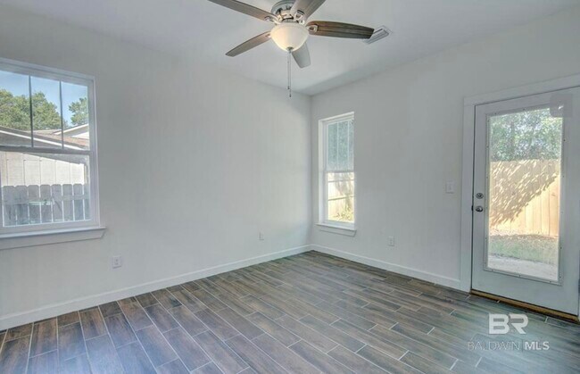 Building Photo - 121 White Ave