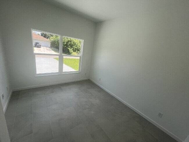 Building Photo - 706 Azure Ave