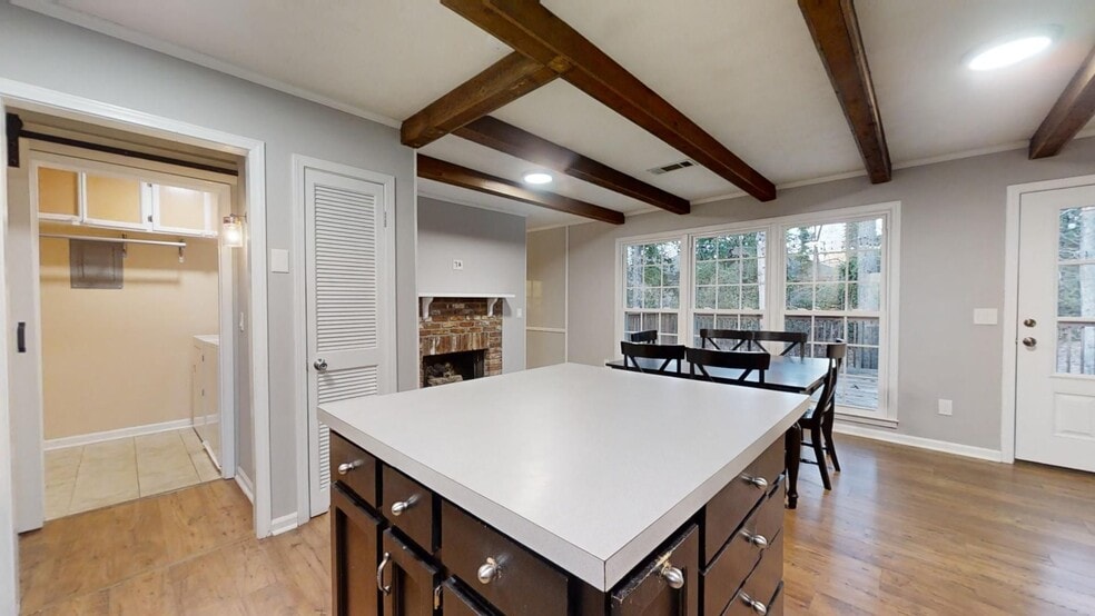 Building Photo - Spacious Home Conveniently Located close to Auburn High School