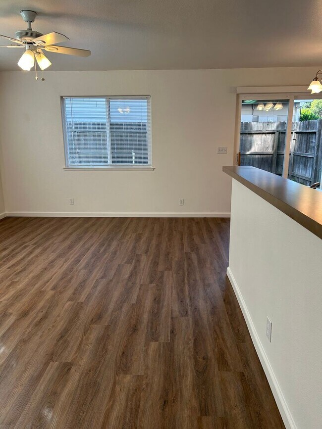 Building Photo - 582 Morgan Dr