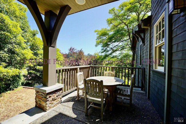 Building Photo - 422 Live Oak Dr
