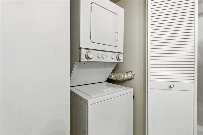 Building Photo - 1-bedroom, 1-bath condo