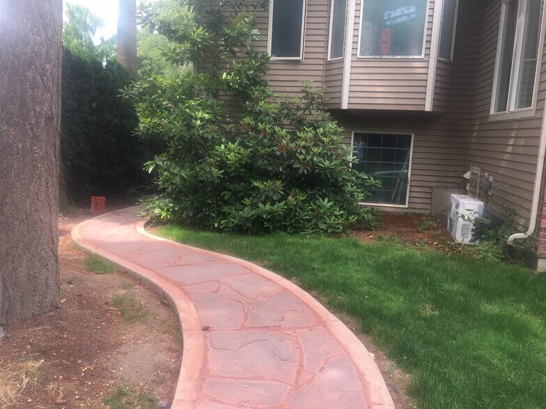 Outside / Walkway 2 - 23824 SE 28th St