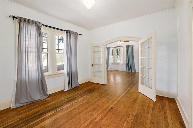 Building Photo - 1804 Kenwood Ave