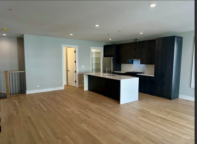 Building Photo - 4243 N Damen Ave