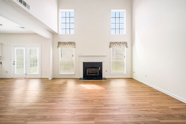 Building Photo - 740 Clairidge Ln SW