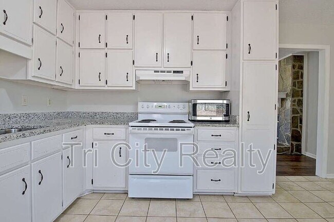 Building Photo - 210 Bella Rosa