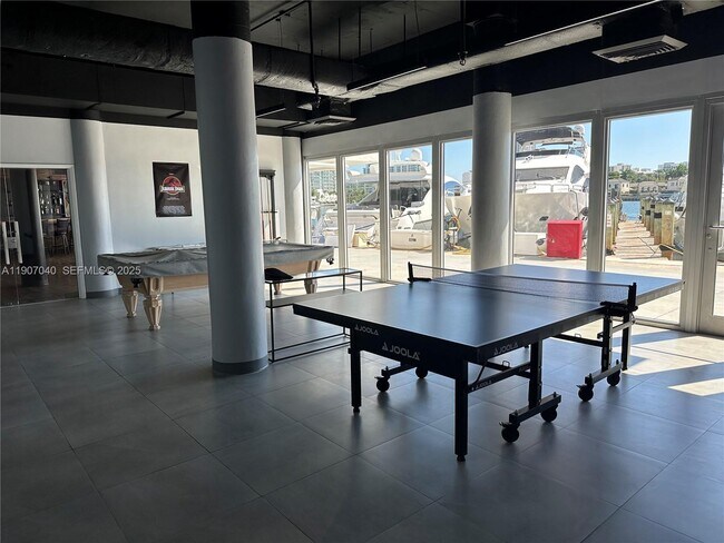 Building Photo - 900 Bay Dr