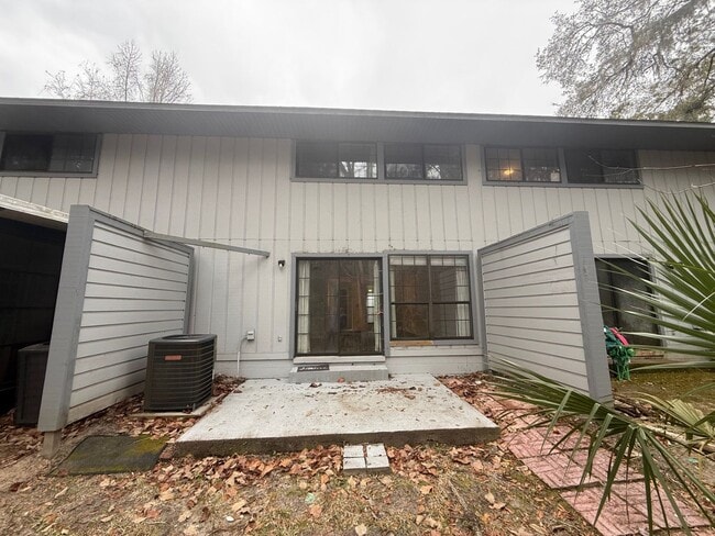 Building Photo - 3 Bedroom Backing up to San Felasco Hammock