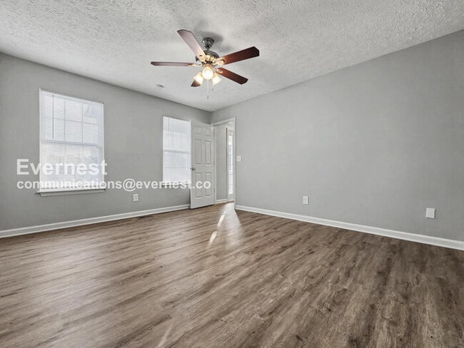 Building Photo - 3 Bed, 3 Bath with Fenced Yard & Garage / Pet-Friendly / Available Now!