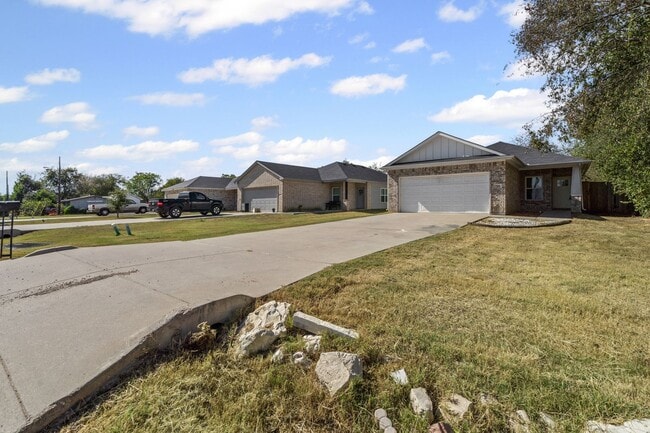 Building Photo - Amazing in Alvarado