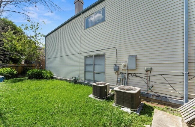 Building Photo - 13307 Robinglen Dr