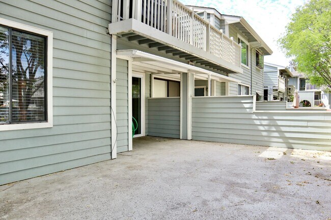 Building Photo - Charming condo in Fremont in a beautiful community – HUGE balcony!