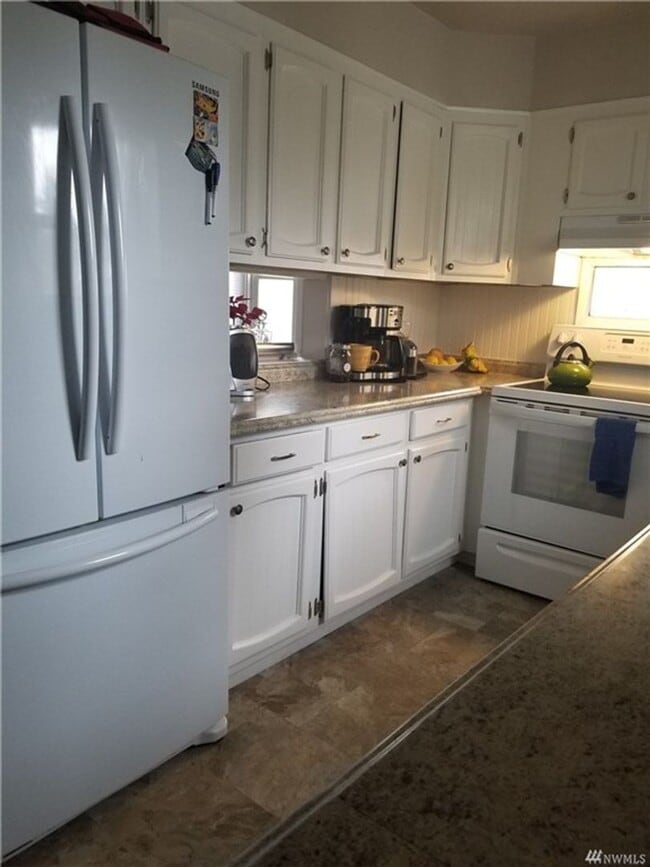 Building Photo - Beautiful 4 Bedroom Home Available in Down...