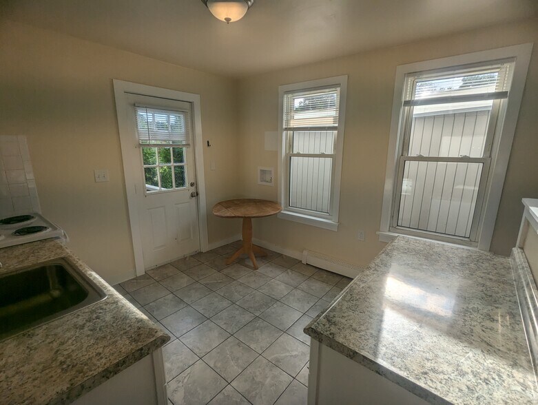 Building Photo - 315 Pleasant St