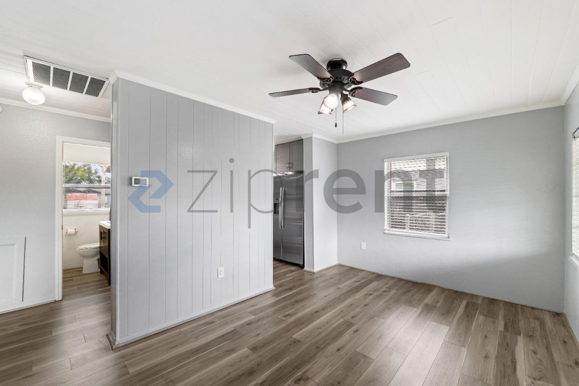 Building Photo - Unit