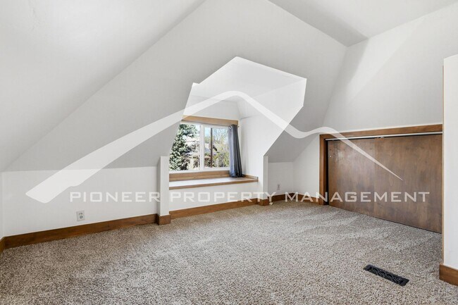 Building Photo - Beautiful Home with Fenced Yard and Washer/Dryer