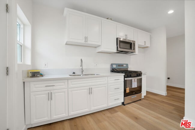 Building Photo - 527 W 90th St