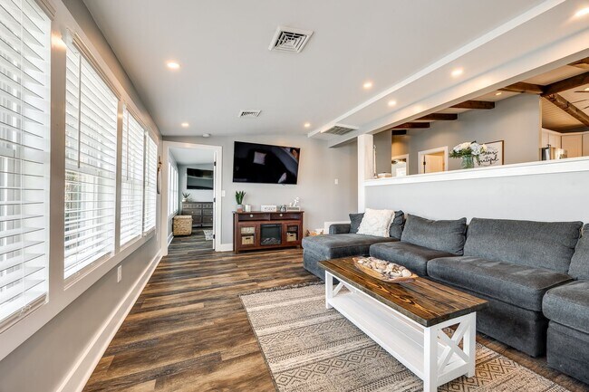 Building Photo - Beautiful Short term 2 bedroom 2 bath full...