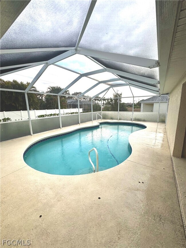 Building Photo - 4409 SW 15th Ave