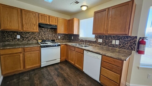 Building Photo - 4 bed 2.5 bath