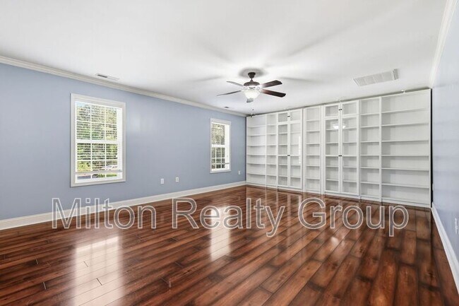 Building Photo - 80 Valor Cir